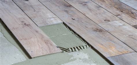 Die fugen müssen mit passendem mörtel gefüllt werden. Fliesen mit Holzoptik verlegen - Behagliche Keramik ...