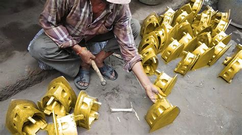 Brass Iron Box Making Skills Molten Metal Casting Process Using Sand Mold Metal Casting