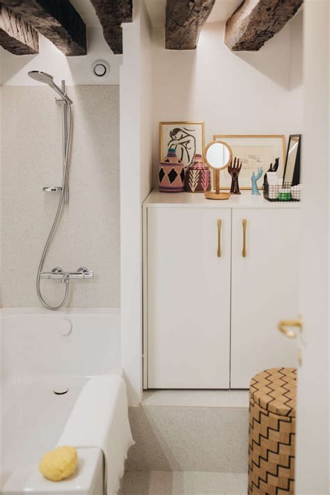 Une salle de bain blanche lumineuse et fonctionnelle | Salle de bain