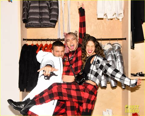 Kendall Jenners Buffalo Check Pajamas Are So Much Cuter Than Ours Photo 1278057 Photo