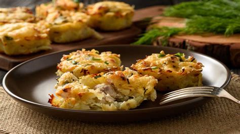 Imbiondire in 40 g di burro gli spicchi d'aglio aggiungere quindi il parmigiano, i funghi rosolati, i dadini di pollo e gli scalogni sbucciati e affettati a. Tortino di patate con pollo | Un piatto completo davvero ...