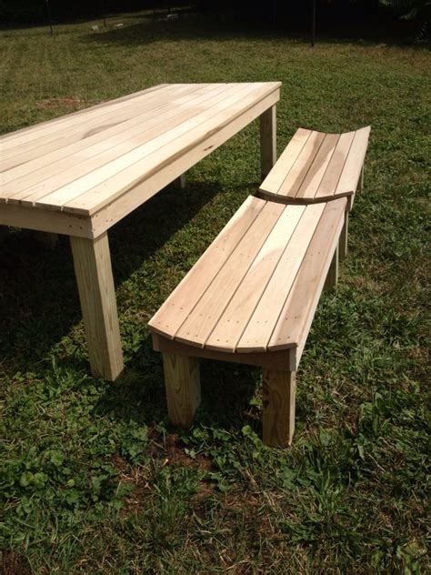 Great outdoor lawn decor for patio garden, yard and christmas décor. Ana White | Modified Simple Outdoor Dining Table - DIY Projects