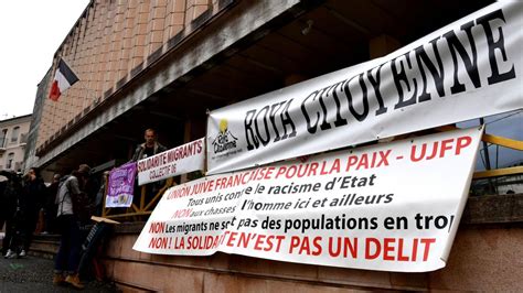 Qui lutte contre le racisme et tout les violences à l'égard. France: ouverture du procès des militants accusés d'aide ...