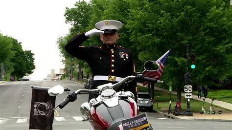 Retired Us Marine Spends 24 Hours On Median Saluting To Raise Awareness