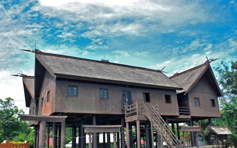 Rumah adat suku dayak ini dibuat menggunakan kayu ulin. Rumah Adat Suku Dayak di Kalimantan Tengah