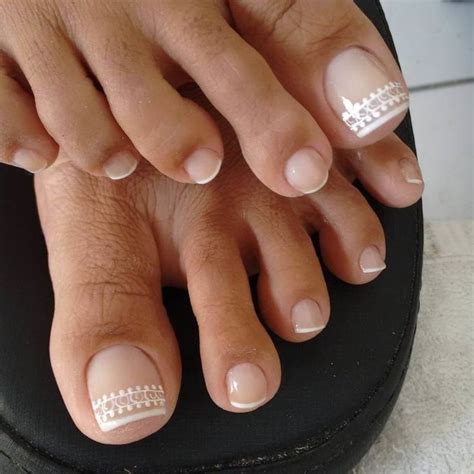 Lo divertido de decorar las uñas de los pies, es que no combinas solo tu vestimenta sino el diseño que lleves en las manos, y cada modelo es ideal para la ocasión que prefieras, puedes utilizar tus uñas decoradas en un día de salir con tus amigas. Sencillas | Diseños de uñas pies, Uñas pies decoracion ...