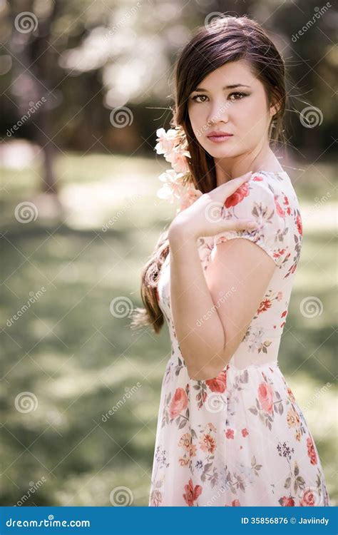 jonge mooie japanse vrouw met roze en rode bloemen stock foto image of wijfje leuk 35856876