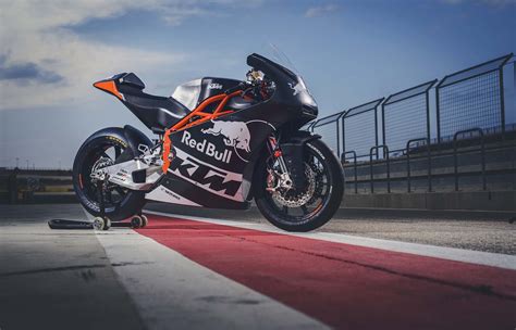 With your bike you jump over obstacles and race against the time to earn stars in 30 fun packed and challenging levels. More of the Sexiness That Is the KTM Moto2 Race Bike