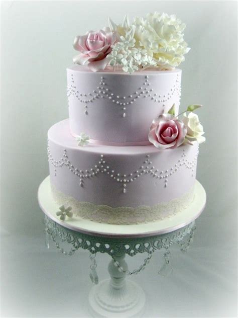 One thing that makes this rose wedding cake different than other flower themed cakes is edible sugar rose petal. 30 besonders elegante Hochzeitstorten-Ideen - 2018 | 2 ...