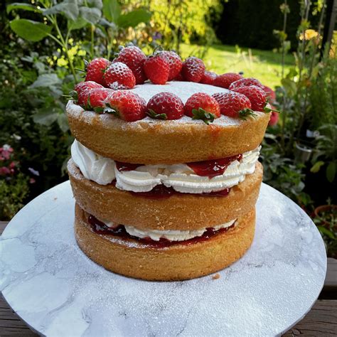 Victoria Sponge Cake With Strawberries And Cream Rcakedecorating