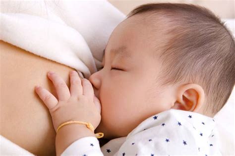 Kulit yang kering, pecah, dan berkerak jelas bukan pemandangan yang menarik. 7 Punca Kulit Bayi Kering (Merangkumi Rawatan) | Ethissa