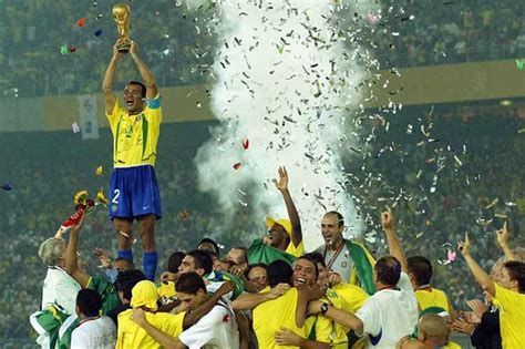 Edmilson, lúcio, gilberto silva, roque júnior, marcos e cafu (capitão); Globo irá reprisar final da Copa do Mundo 2002