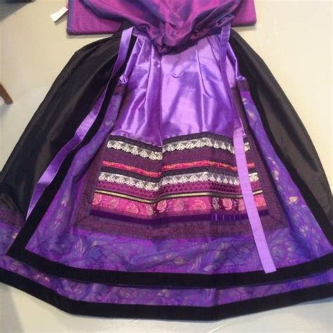 In the field of folk costumes it is common to differentiate between bunad and folk. Lise Skjåk Bræks detail | Arbeid
