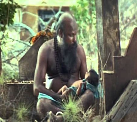 Elangaathu veesuthey esa pola paesuthey valayaatha moongilil raagam valanju oduthey megam muzhichu kekuthey. Elangaathu Veesudhey Solo Song Lyrics