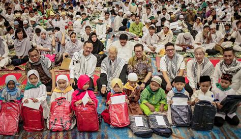 Sebelum mendapatkan sesuatu yang besar, bersedekahlah kepada anak yatim dengan sesuatu yang besar. FOTO: 1.100 Anak Yatim Hadiri Buka Puasa Bersama - Ramadan ...