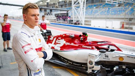 Beim zweiten rennwochenende in spielberg brach sich schumacher bei einem unfall im zweiten rennen die rechte hand, sodass er zu einem rennen nicht antrat. Formel 2 in Le Castellet | Mick Schumacher vom ...