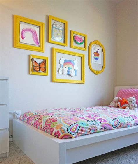 Kamar tidur minimalis putih 2 untuk ide kamar tidur minimalis putih selanjutnya bisa anda terapkan dengan dekorasi unik seperti lampu gantung di tembok dan juga peletakkan furniture di kanan kiri kasur. Mudah, Begini 4 Tips Hadirkan Kamar Tidur Cozy di Ruang ...
