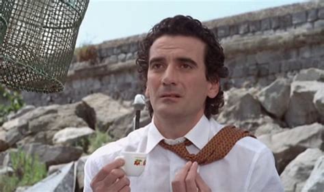 (in the image, right, gerardo is in the troisi museum in sapri and is explaining, as he is always happy to do, the whole story once again, this time for a. Video. L'inedito backstage di Massimo Troisi sull'ultimo ...