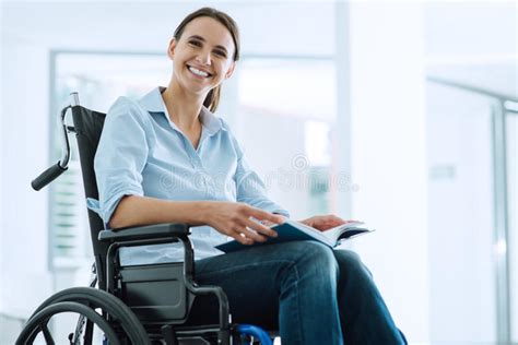 Jeune Femme De Sourire Dans Le Fauteuil Roulant Photo Stock Image Du Chemise Physique 72626962