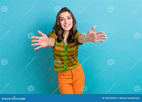 Photo Of Wearing Stylish Striped T Shirt Girl Embracing Catching You Have Fun Together Rest