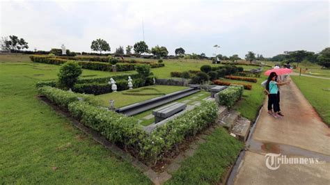 San diego hills memorial park and funeral homes adalah sebuah kompleks pemakaman milik swasta di karawang, jawa barat. Deretan Artis & Tokoh yang Dimakamkan di Pemakaman Mewah ...