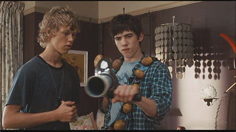 Bir grup genç dinlenmek için main'e giderler. Picture of Austin Robert Butler in Aliens In The Attic ...