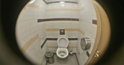 Sujetos colocan cámaras ocultas en baños públicos de mujeres en Rusia y