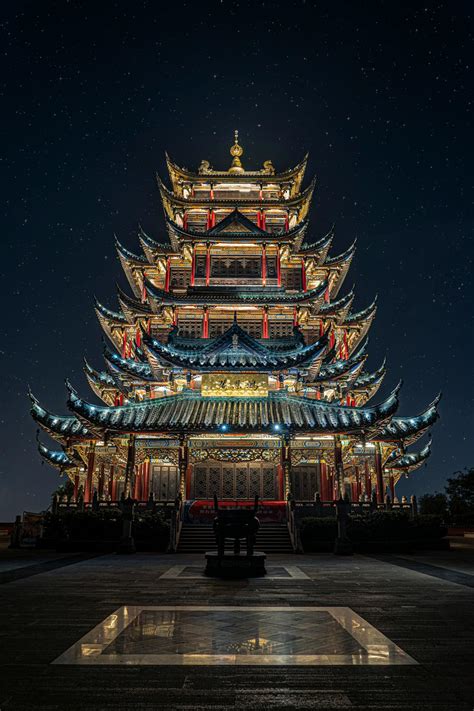 Torre Pagoda Iluminada En Azul Amarillo Y Verde · Fotos De Stock Gratuitas