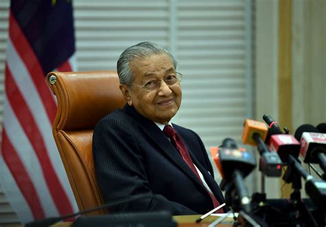 Lebih mengejutkan, ayah tun m merupakan pengetua pertama di kolej sultan abdul hamid, di kedah. Dr Mahathir assures Raya bonus for civil servants | Borneo ...