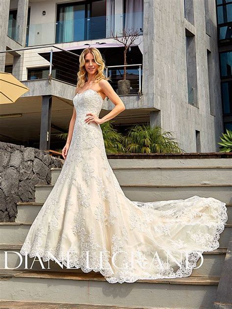 Brautkleid im fit and flare schnitt aus spitze mit. Spitzenbesetztes Corsagen-Brautkleid in A-Linie mit langer ...