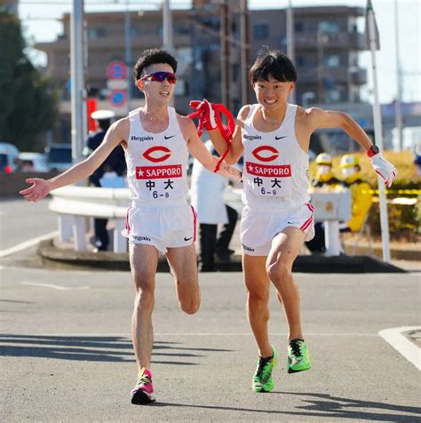 ＜第99回箱根駅伝・復路 戸塚中継所＞9区・湯浅（右）にたすきをつなぐ中大8区・中沢（撮影・木村 揚輔） ― スポニチ Sponichi