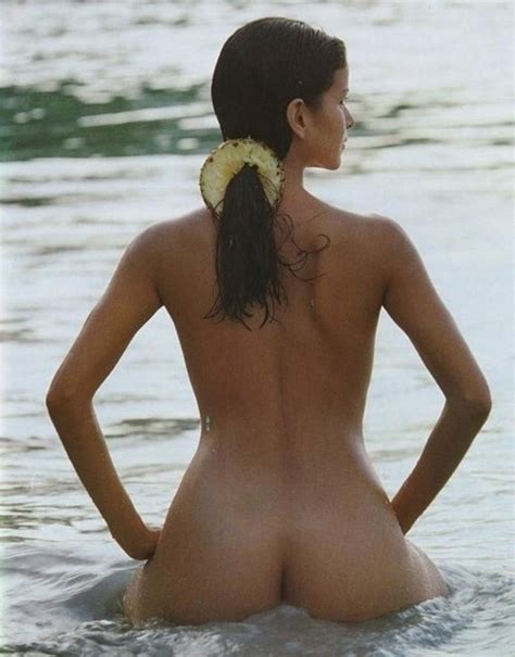 Горячая венесуэльская кошечка Патрисия Веласкес любит потрясти голыми сиськами перед фотокамерой