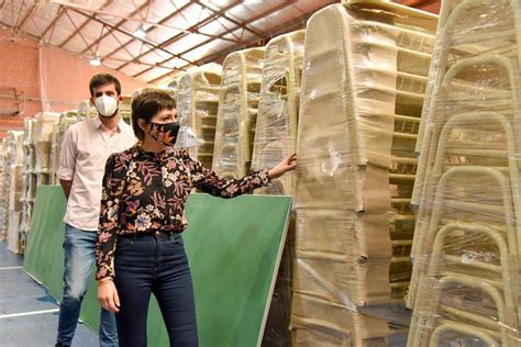 La intendenta de quilmes, mayra mendoza, recibió en el distrito la visita del gobernador de la provincia de buenos aires, axel kicillof, y. MAYRA MENDOZA SUPERVISÓ EL MOBILIARIO QUE SE DISTRIBUIRÁ ...
