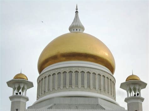 Masjid ini terbuka untuk siapa saja, tapi bagi non muslim atau wanita yang berpakaian agak terbuka diwajibkan untuk mengenakan jubah hitam saat memasuki masjid sultan omar ali saifuddin ini.moc/wikipedia. FACTS: Omar Ali Saifuddien Mosque of Brunei | Seasia.co