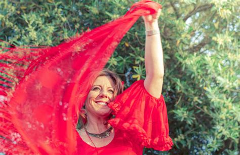 espanhol tradicional mulher dançarina de flamenco com vestido vermelho banco de imagens e fotos