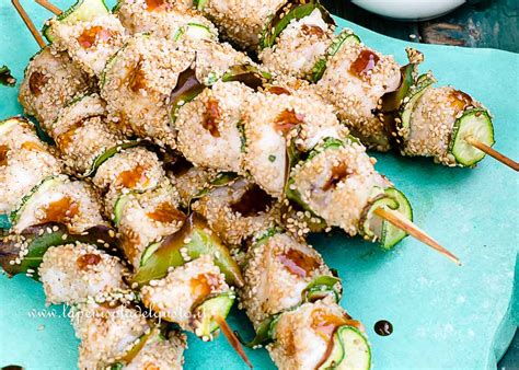 Trascorso questo tempo, estraete dal forno uno spiedino ed incidetelo leggermente con un coltello, in modo da verificarne la reale cottura al cuore. Spiedini di pollo e zucchine al sesamo (ricetta veloce ...