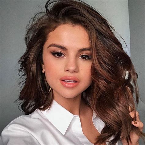 Selena Gomez Just Brought Back This 90s Haircut Makeup Trends Eye Trends Beauty Trends Curly