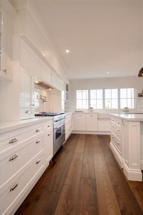 Gorgeous Examples Of Wood Laminate Flooring For Your Kitchen