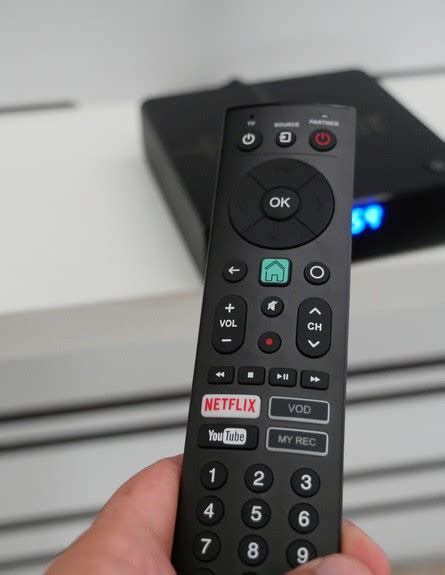 מכונית על שלט מטפסת על קירות. פרטנר TV בדרך הנכונה להיות בסלון שלכם