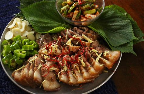 Maangchi has a recent discussion with a visitor regarding one of my favorite recipes. Korean food photo: Bo-ssam for dinner - Maangchi.com