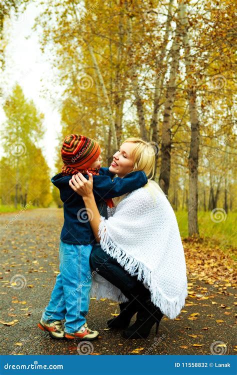 Madre Que Habla Con Su Hijo Foto De Archivo Imagen De Concentrado