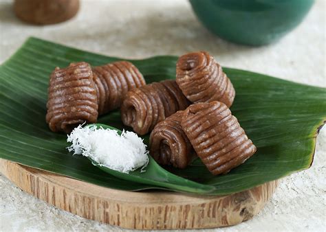 Getuk merupakan kue basah yang terbuat dari ketela pohon atau singkong. Resep Getuk Lindri Singkong Yang Bisa Anda Coba