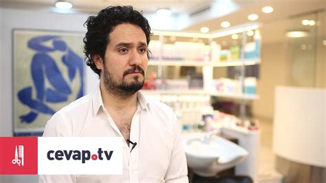 Kısa, tepedekilerin asimetrik bir şekilde bir tarafa bırakılan saç modelleri de elmas yüz tipindeki erkeklere çok yakışır. Yuvarlak yüz tipine hangi saç modelleri yakışır? - YouTube