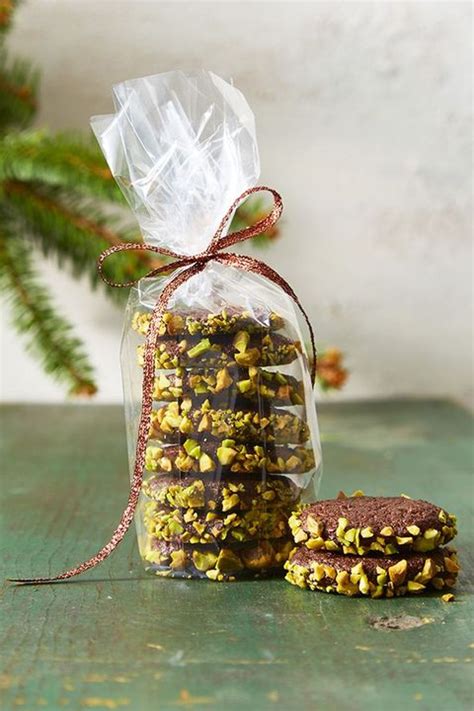 Cakes make lovely food gifts but they never last long. 45 Homemade Christmas Food Gifts - DIY Edible Holiday ...
