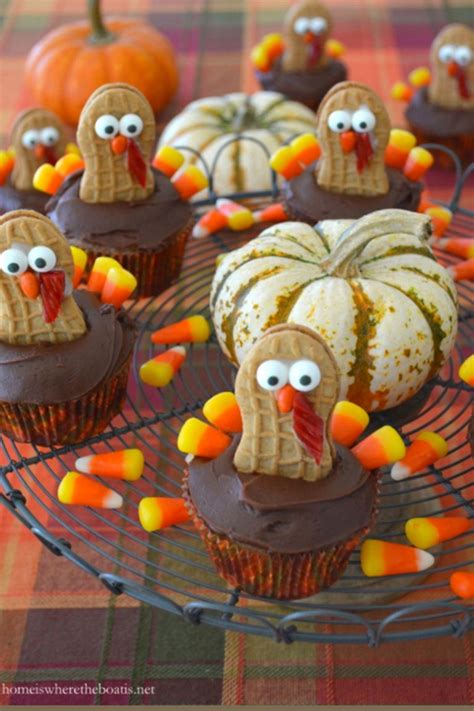 Using red frosting and #1 tip, pipe on mouth. 12 Easy Thanksgiving Cupcakes - Cute Decorating Ideas and ...
