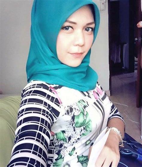 Mulai dari gaya foto candid, gaya foto kekinian, gaya foto keluarga, gaya foto keren, gaya foto selfie, gaya foto studio, gaya foto foto dengan latar belakang toilet atau kadang beserta wastafel di depan cermin menjadi pilihan wanita saat sedang mampir di sebuah toilet bersih yang disertai cermin. Inspirasi Top 43+ Gaya Selfie Kekinian Wanita Berhijab