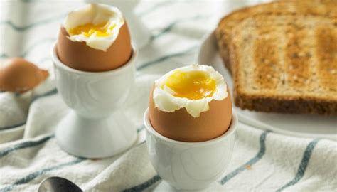 Il modo più semplice e veloce per cucinare le uova che devono essere assolutamente molto fresche. Ricetta Uovo alla coque - Le Ricette di Buonissimo