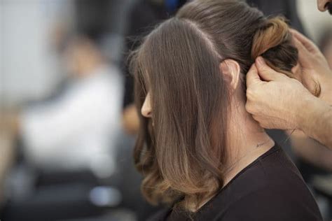Pour compléter notre précédent article sur le sujet et ainsi répondre à vos questions, nous avons décidé de nous consacrer à la morphologie faciale. Coupe de cheveux : la bonne façon de la choisir en fonction de la forme de son visage