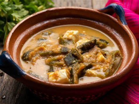 Guisado de rajas con queso en salsa verde, ¡estilo ranchero!