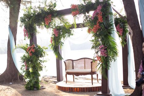 Salah satunya adalah berbentuk begini, warna yang pastel atau cerah menjadi pilihannya. Konsep Pelamin Rustic Outdoor, Memang Buat Ramai Nak ...